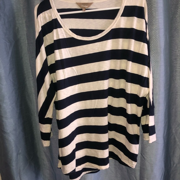 Denver Hayes Striped Navy and White Women's Top- lg 28” new or like new - Picture 6 of 7